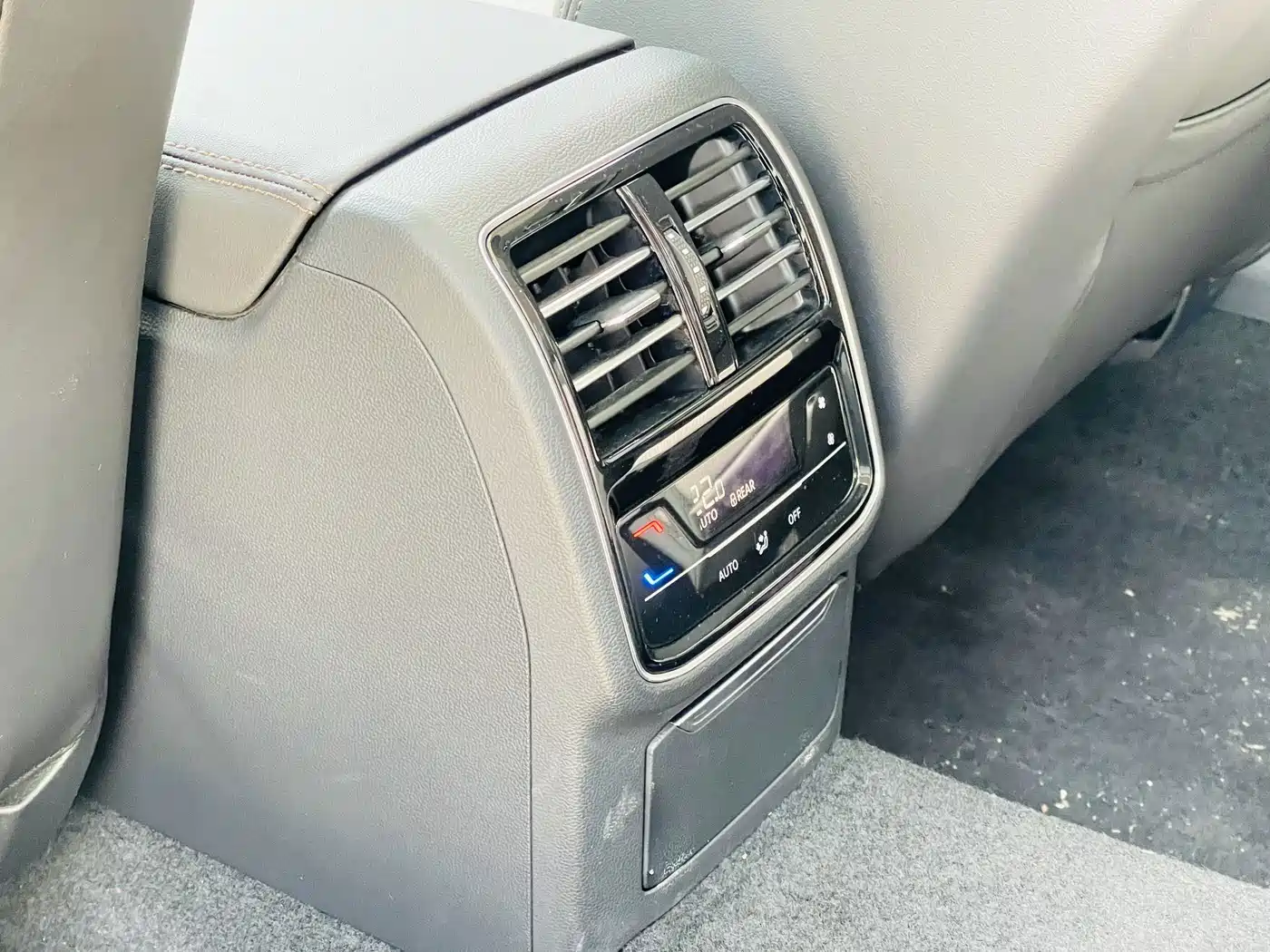Volkswagen Magotan 2023 Model 2 Million Commemorative Edition 330TSI DSG Luxury фото 10