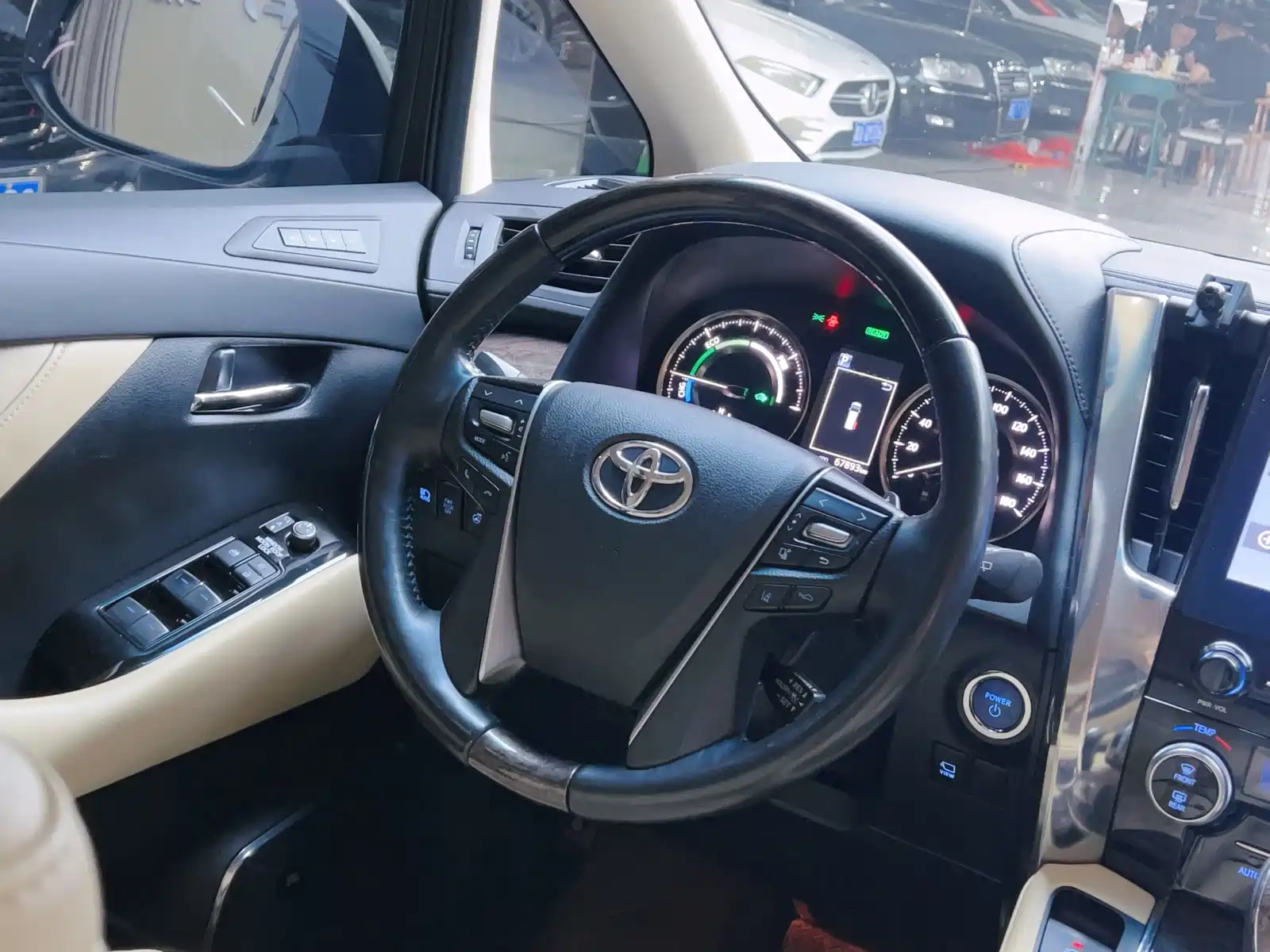 Фото 14 - Toyota Vellfire