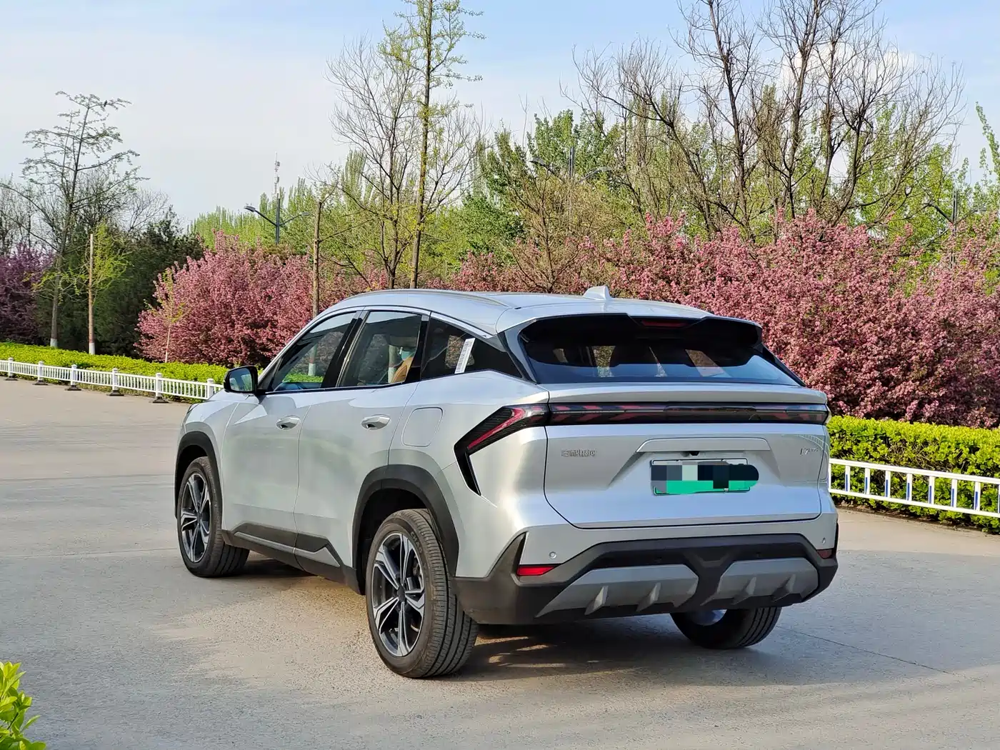 Geely Galaxy Galaxy L7 2025 EM-i 115km Explorer+ Edition фото 12