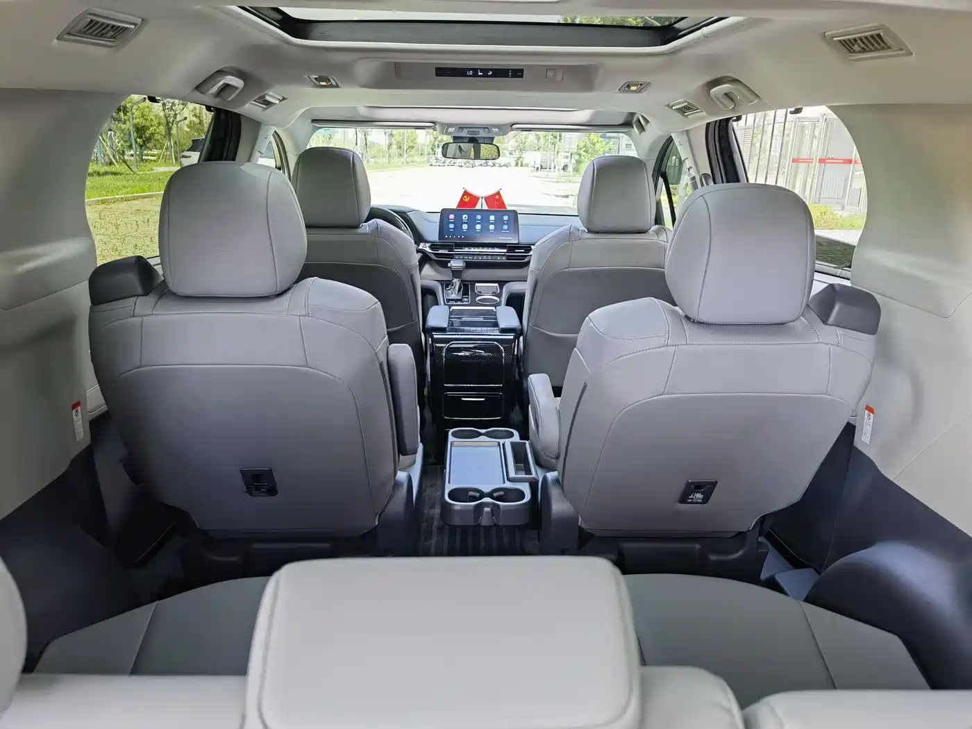 Toyota Granvia 2023 2.5L Hybrid Luxury Edition фото 17