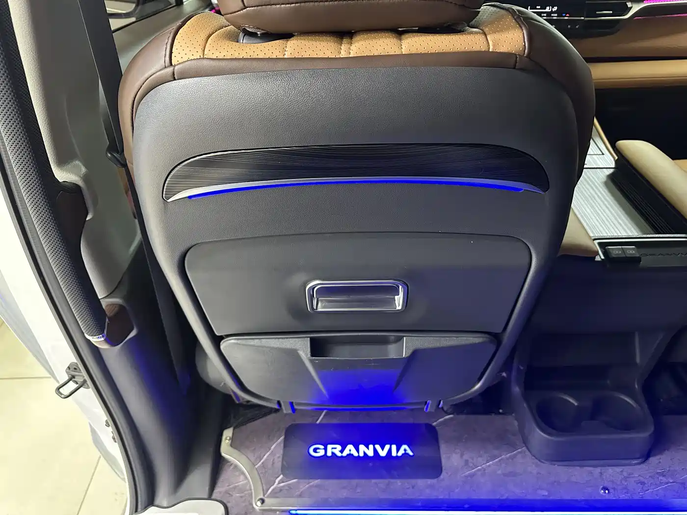 Toyota Granvia 2023 2.5L Hybrid Comfort Edition фото 19