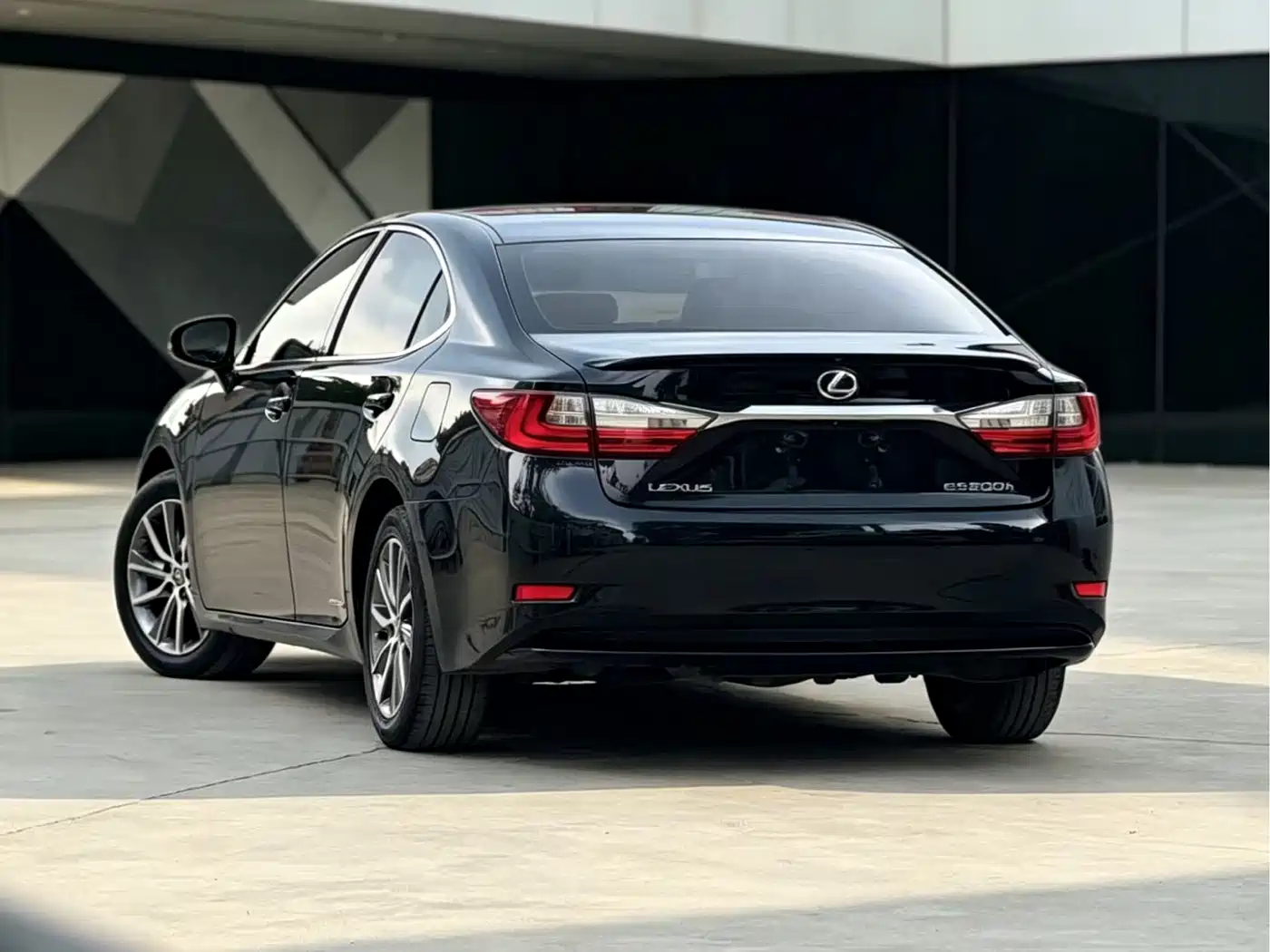 Photo 2 - Lexus ES