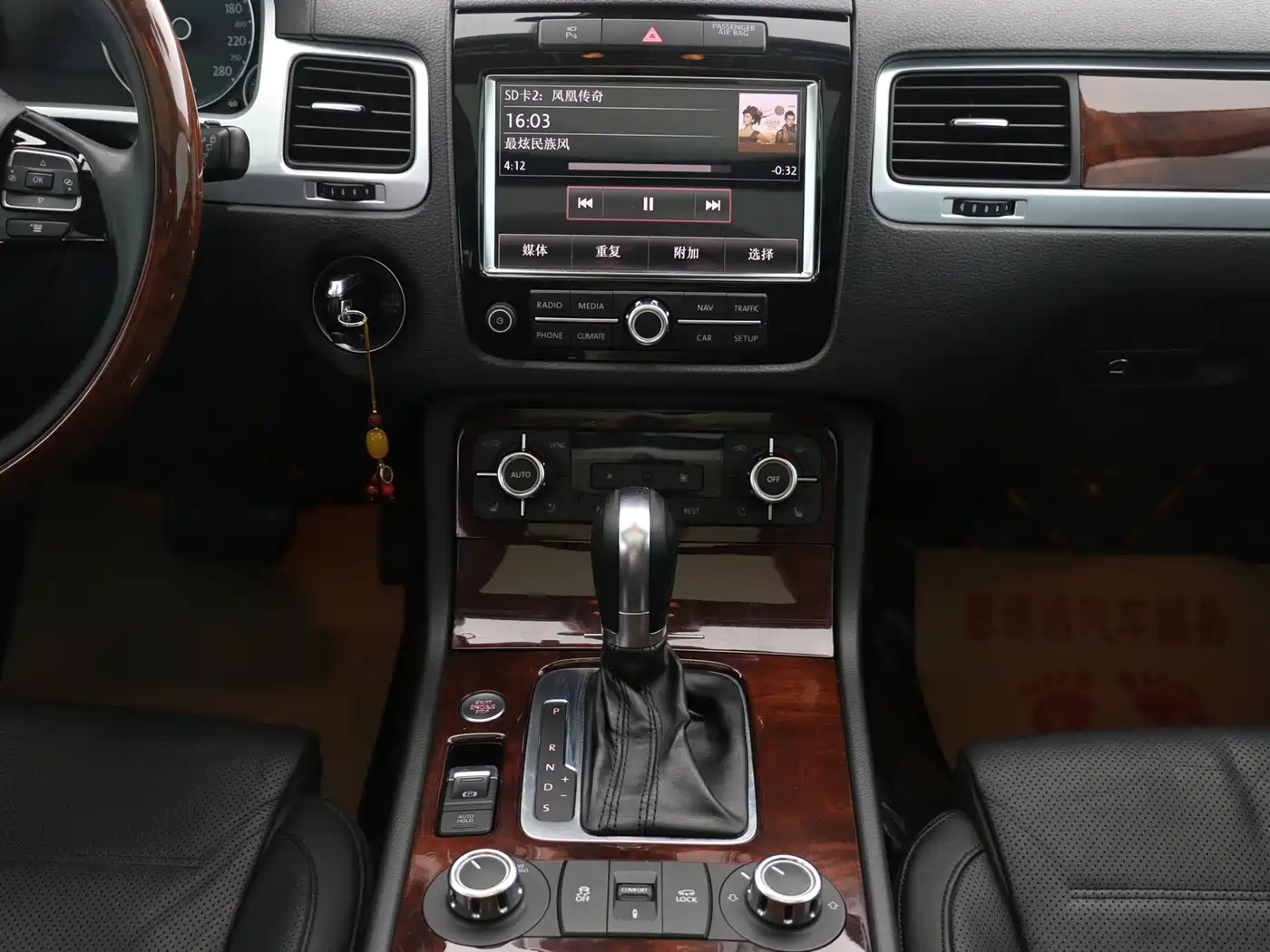 Volkswagen Touareg 2011 3.0TSI Luxury фото 6