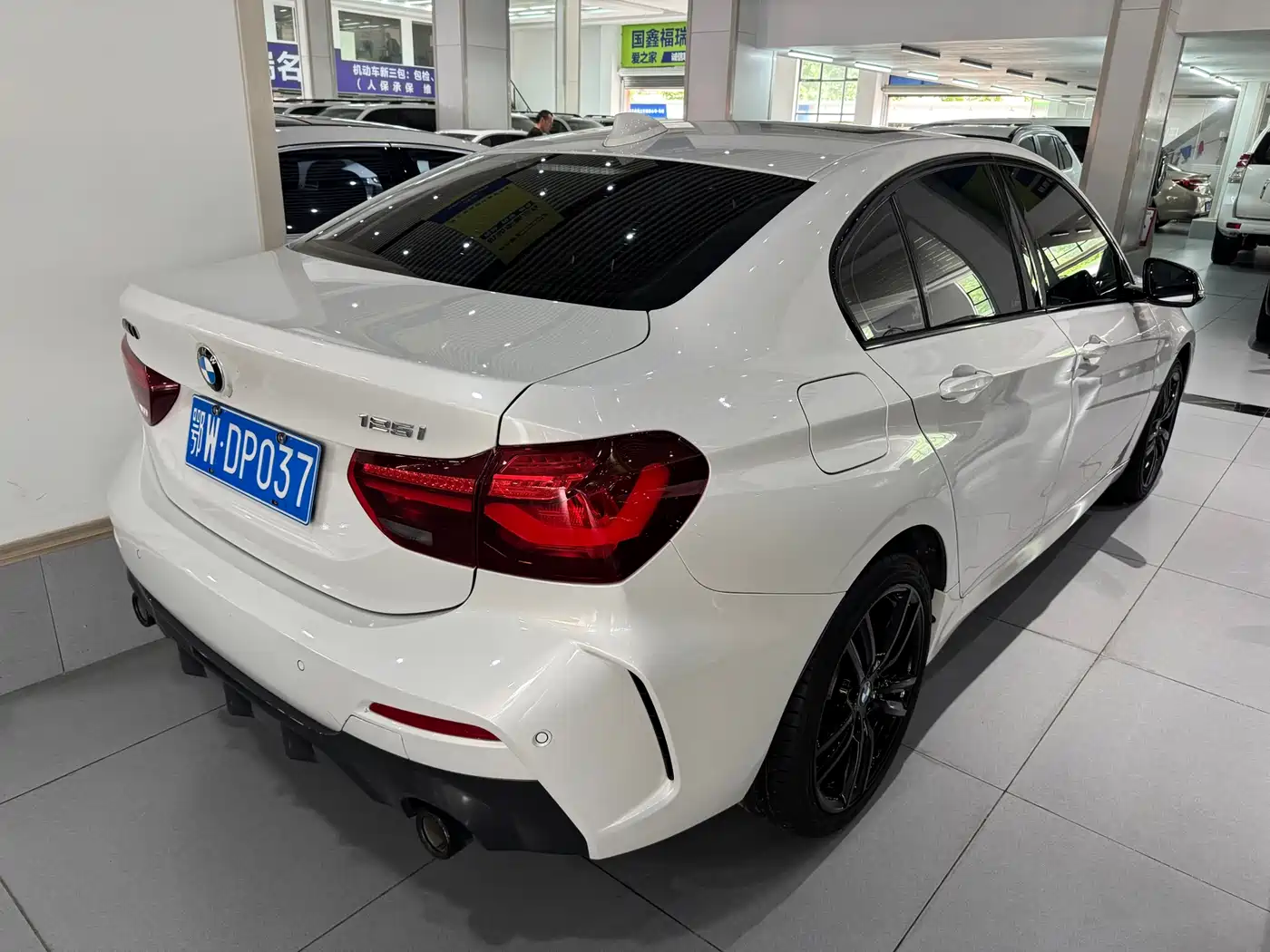 BMW 1 Series 2023 125i M Sport Shadow Edition фото 4