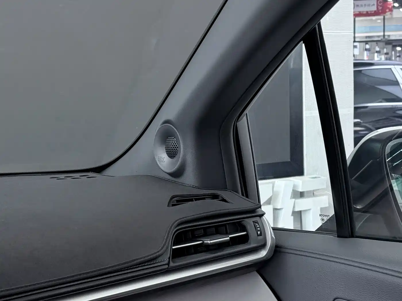 Photo 18 - Toyota Granvia