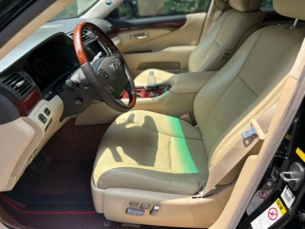 Photo 7 - Lexus LS