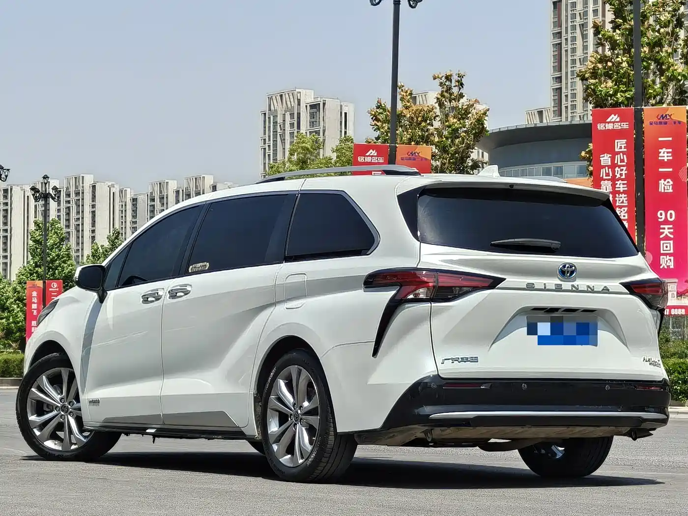 Toyota Sienna 2023 2.5L Hybrid Platinum Edition фото 3