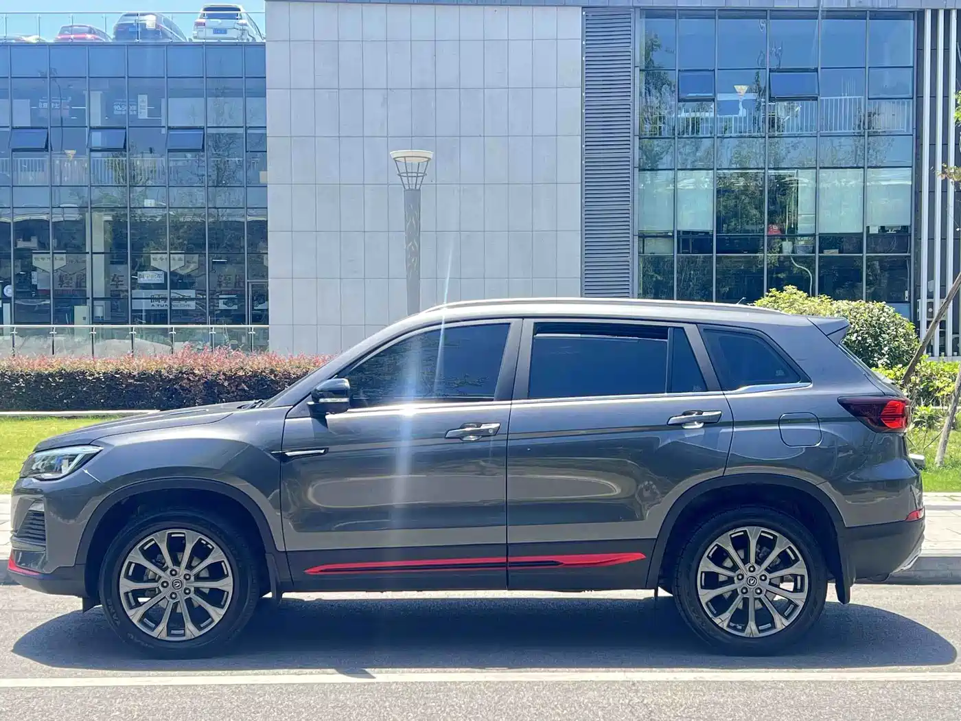 Photo 11 - Changan CS75
