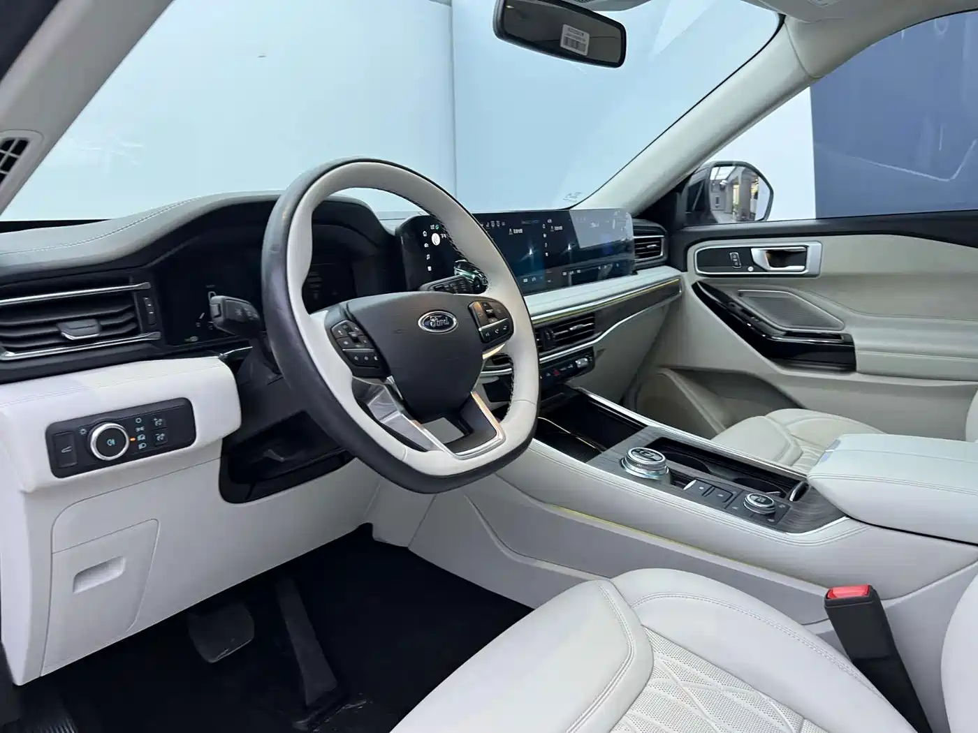 Photo 4 - Ford Explorer