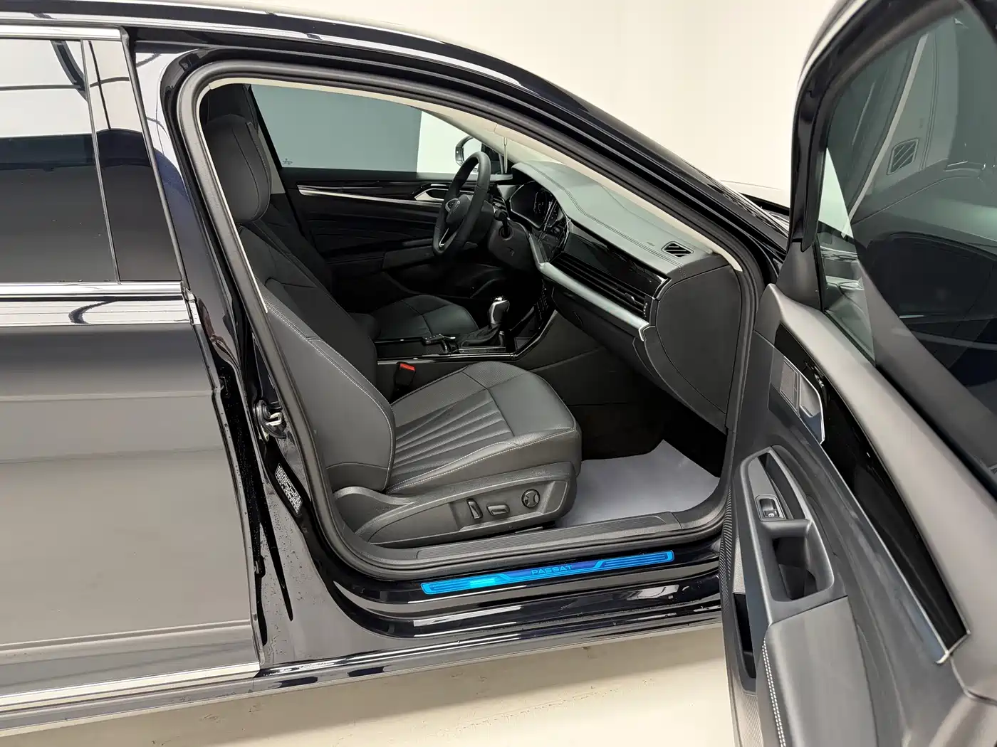 Volkswagen Passat 2025 Outstanding 330TSI Starlight Elite Edition фото 10