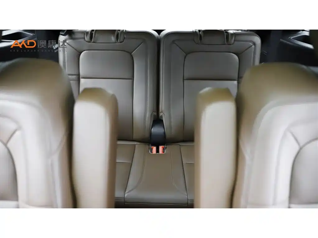 Photo 9 - Lincoln Aviator