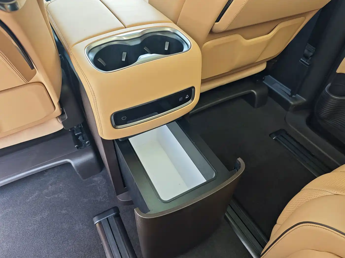 Denza D9 2025 2024 DM-i 980 AWD Prestige