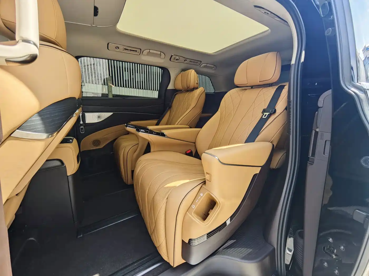 Denza D9 2025 2024 DM-i 980 AWD Prestige