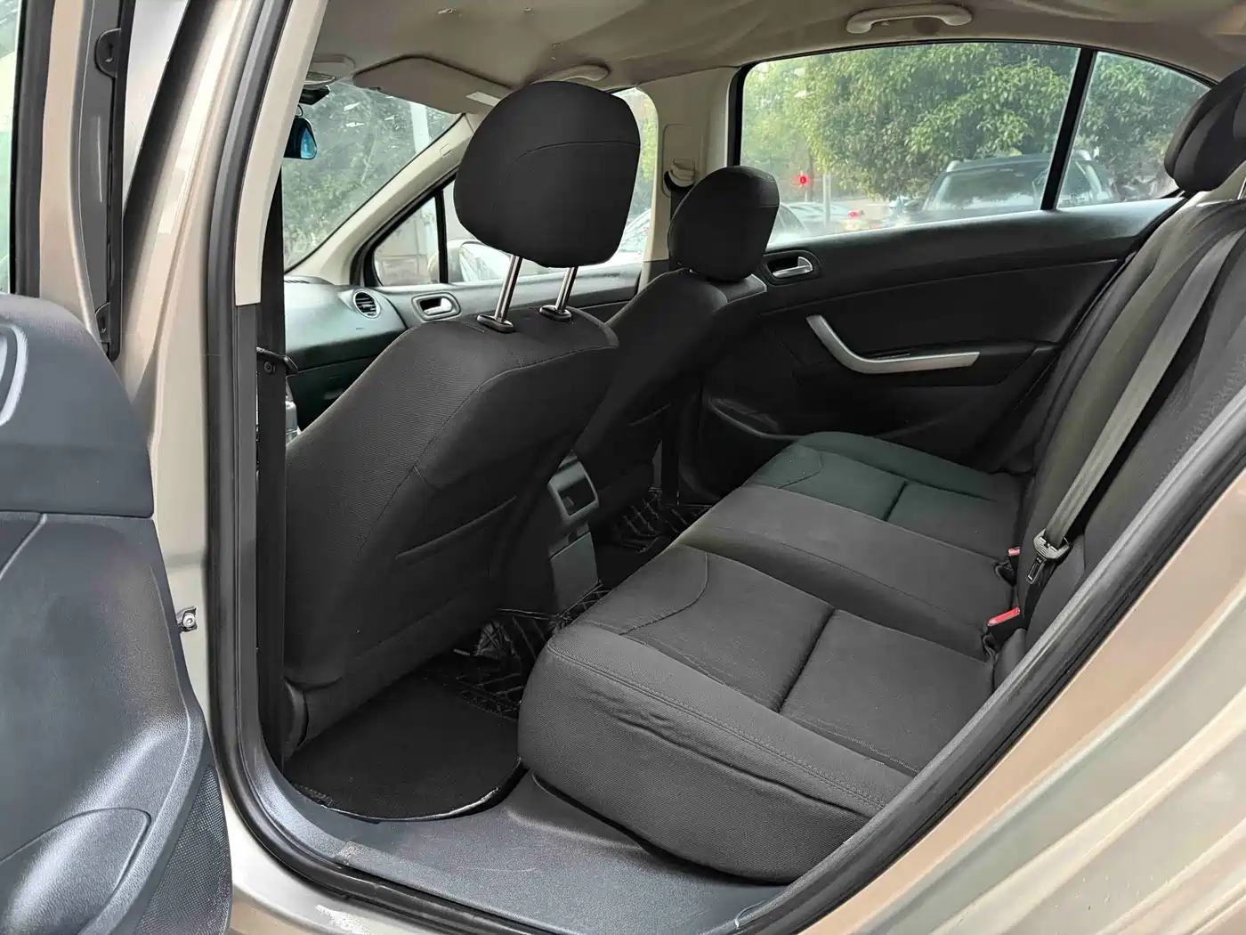 Peugeot 408 2013 2.0L Automatic Comfort Edition фото 7