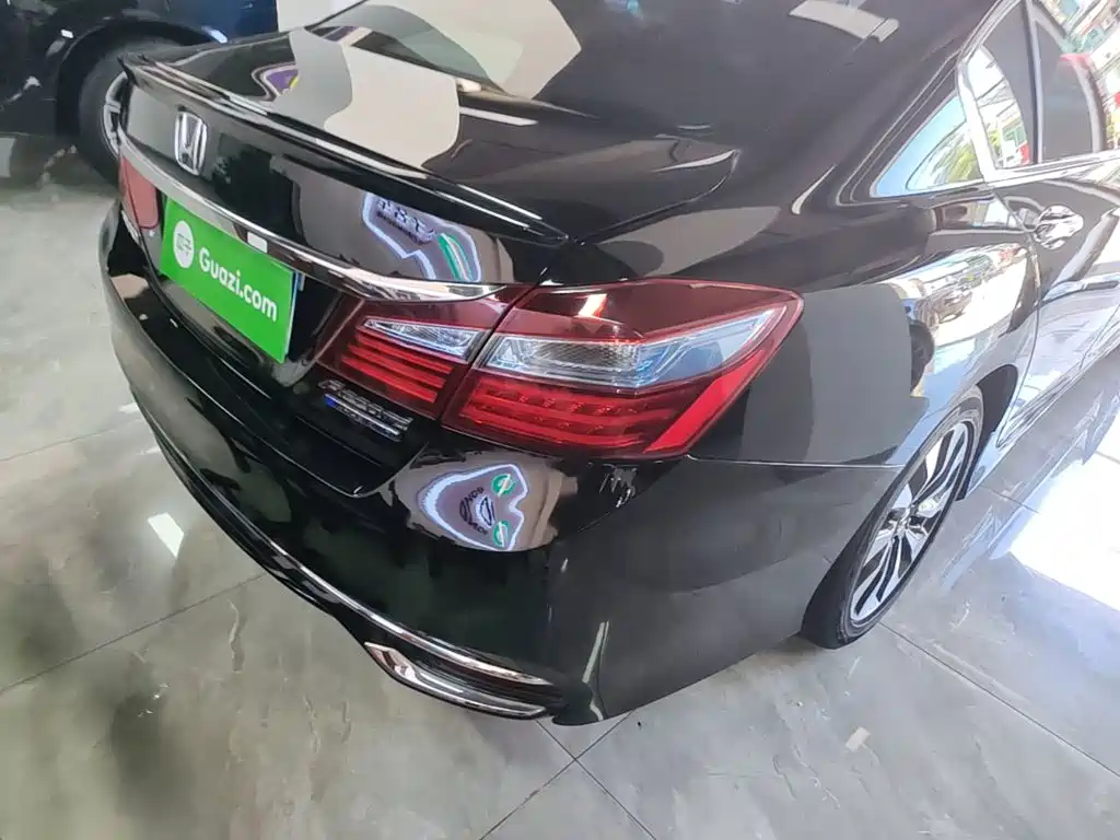 Фото 8 - Honda Accord