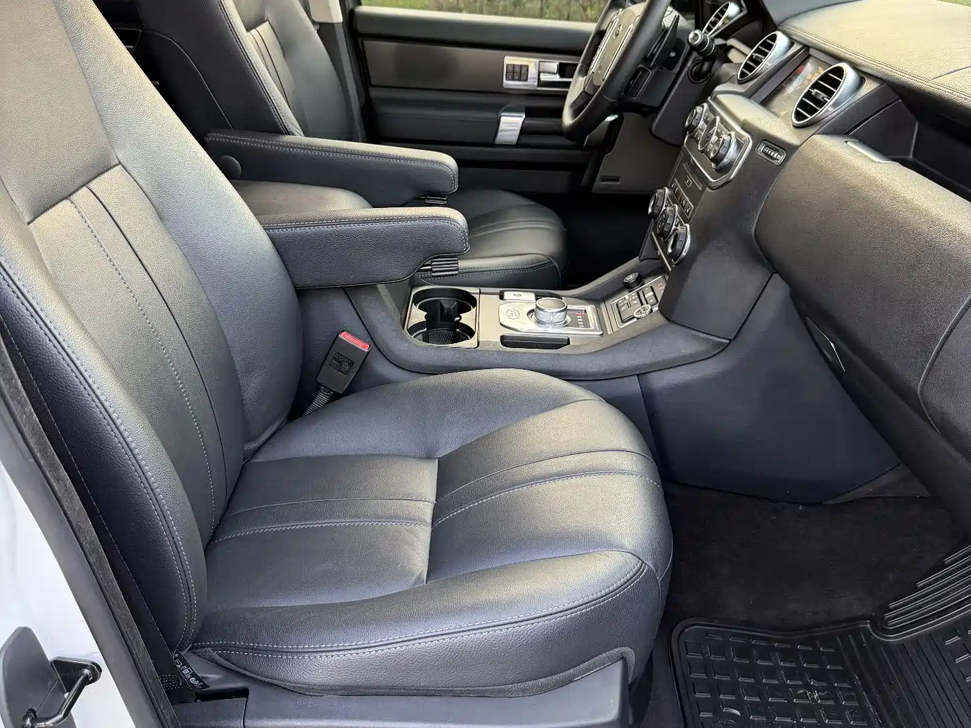 Land Rover Discovery 2015 3.0 SDV6 HSE Diesel фото 23