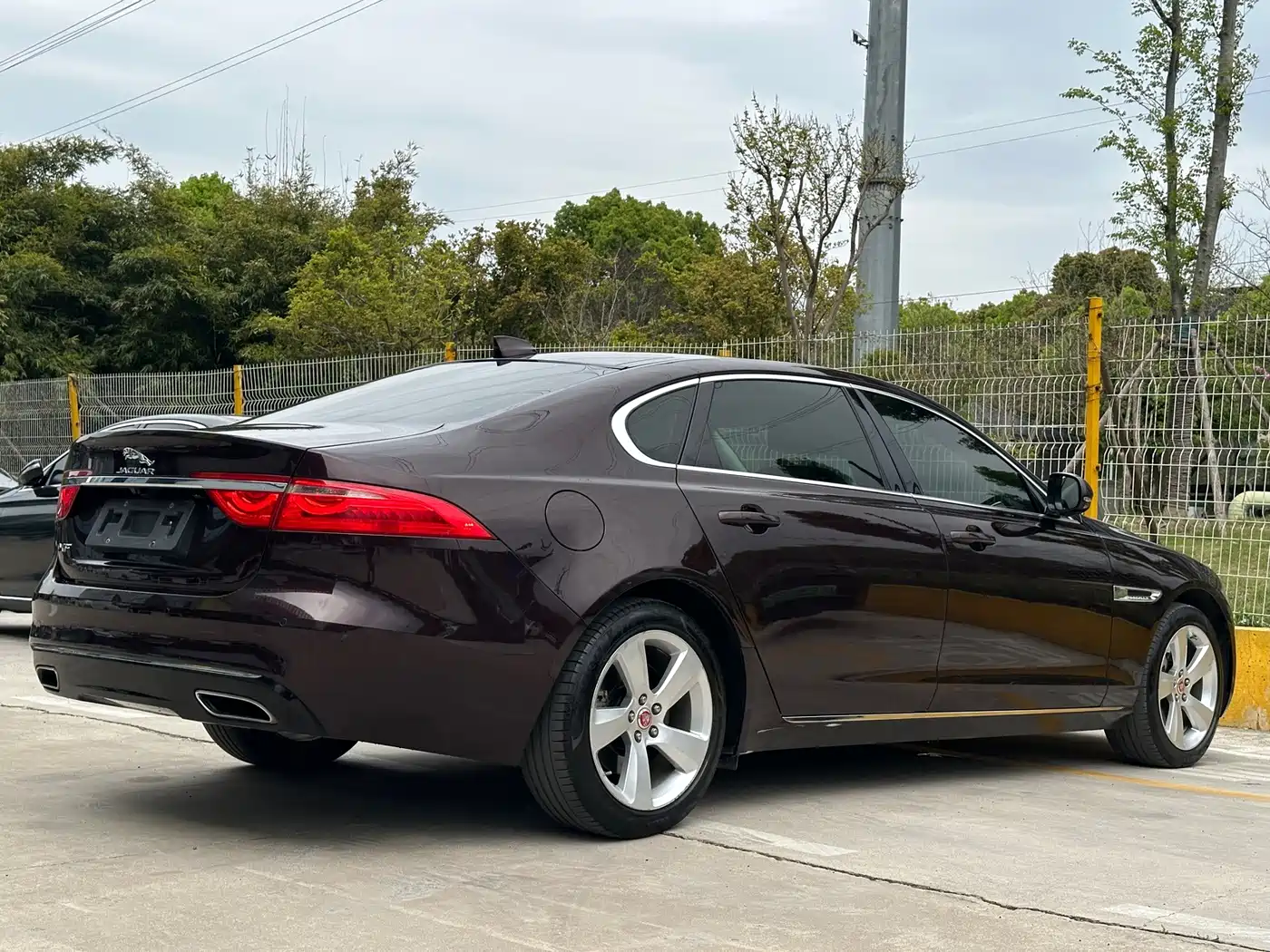 Photo 6 - Jaguar XFL