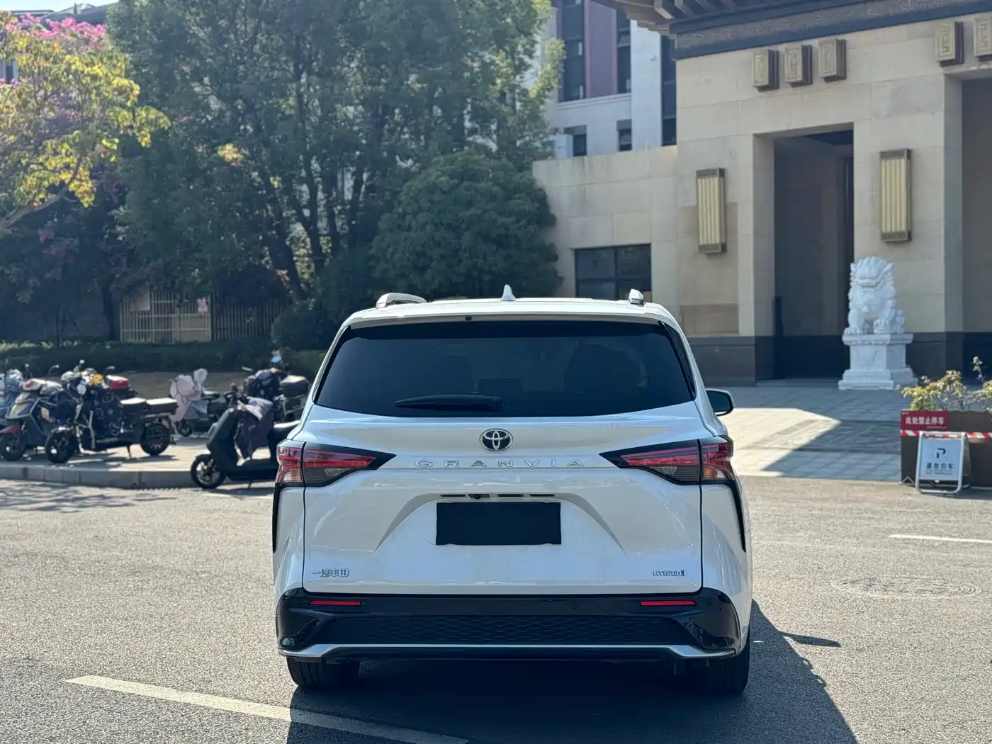 Toyota Granvia 2023 2022 2.5L Hybrid Noble Edition