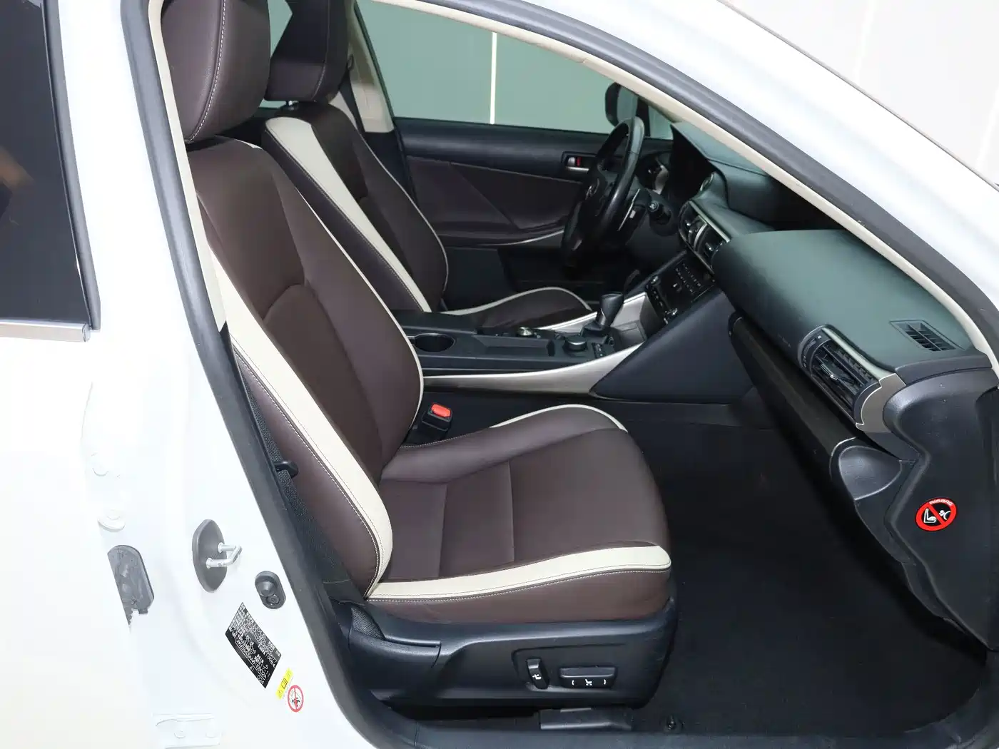 Фото 9 - Lexus IS
