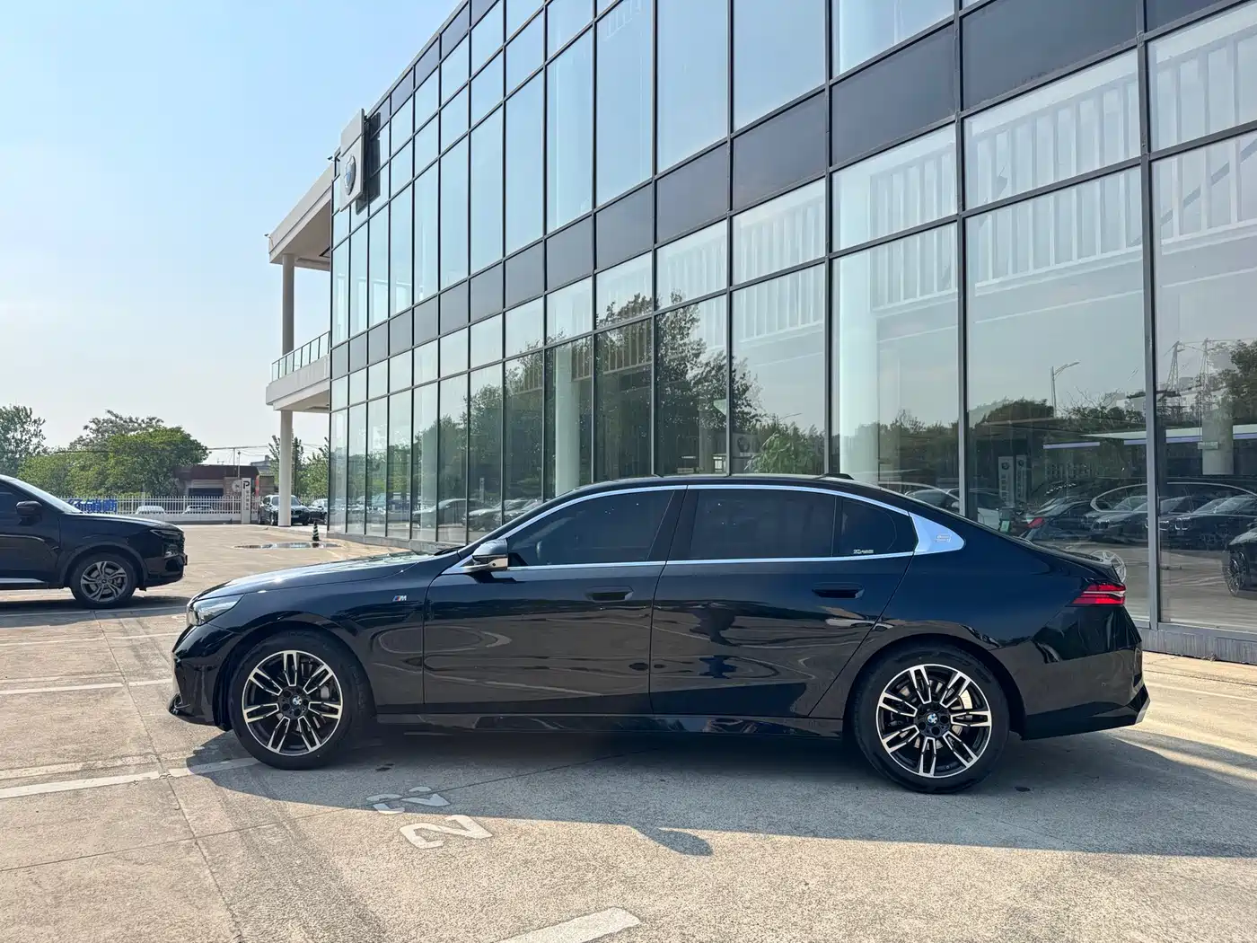 BMW 5 Series 2024 530Li Leading M Sport Package фото 3