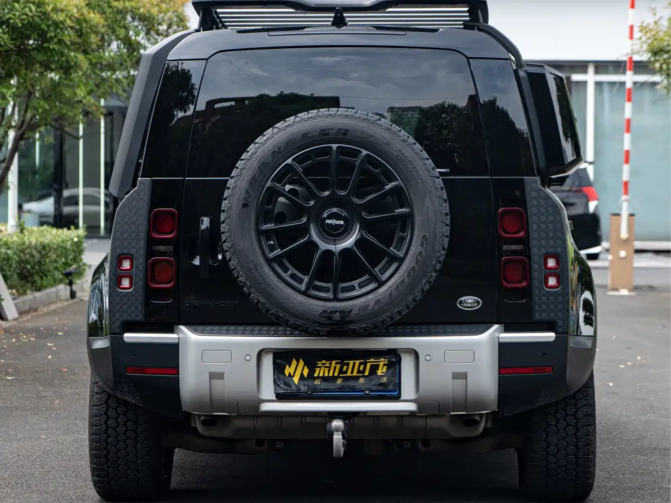 Land Rover Defender 2021 110 P400 Dark Special Edition фото 6