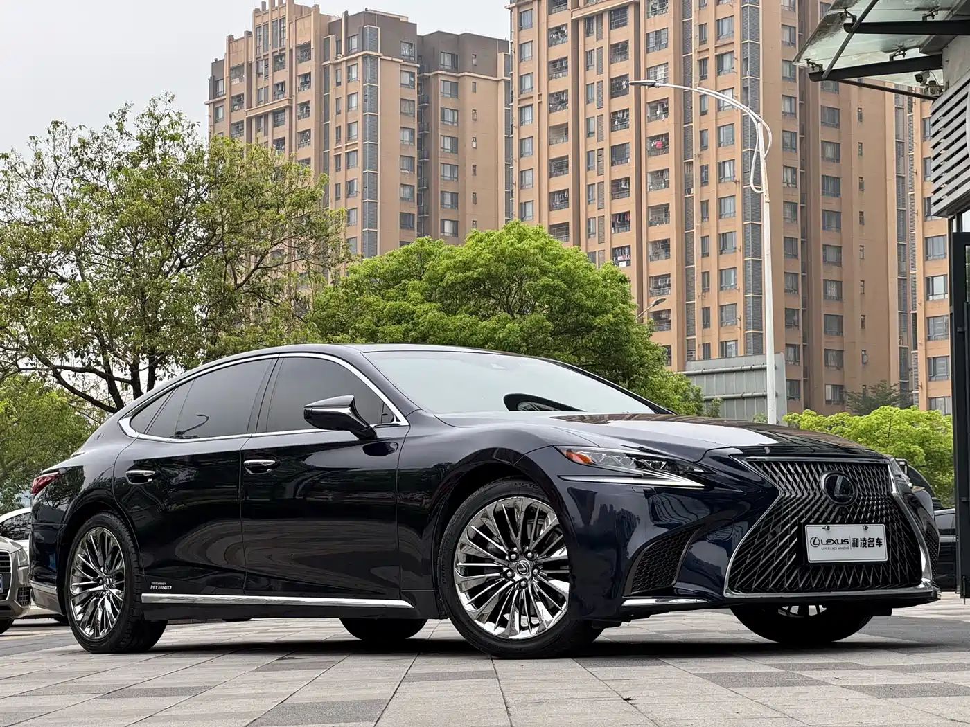 Lexus LS 2018 500h Executive Edition China VI фото 3