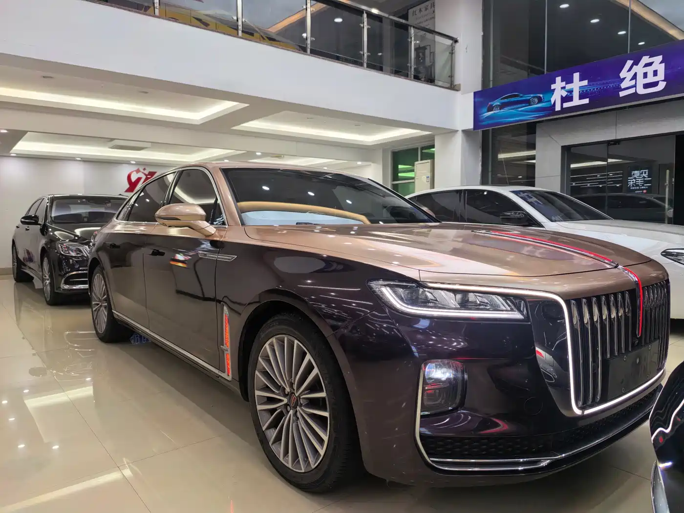 Hongqi H9 2022 2.0T Smart Connect Flag Enjoy Edition фото 2