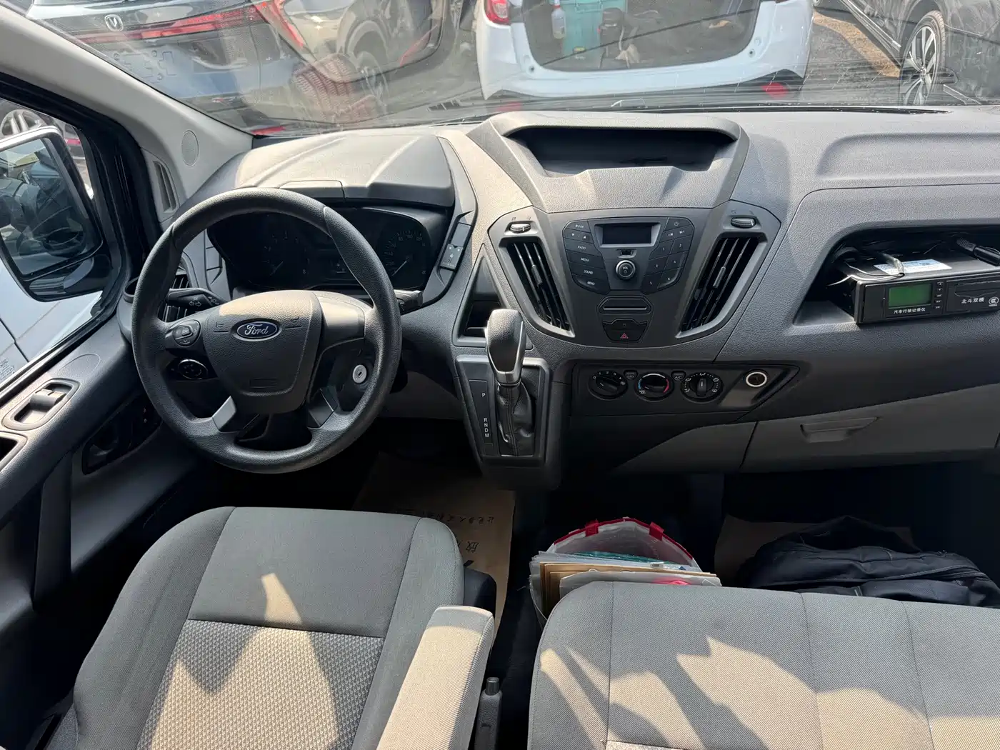 Ford Transit 2023 2022 Model 2.0T Automatic Gasoline Business Travel Luxury Edition Medium Wheelbase Medium Roof 10-12 Seater China VI