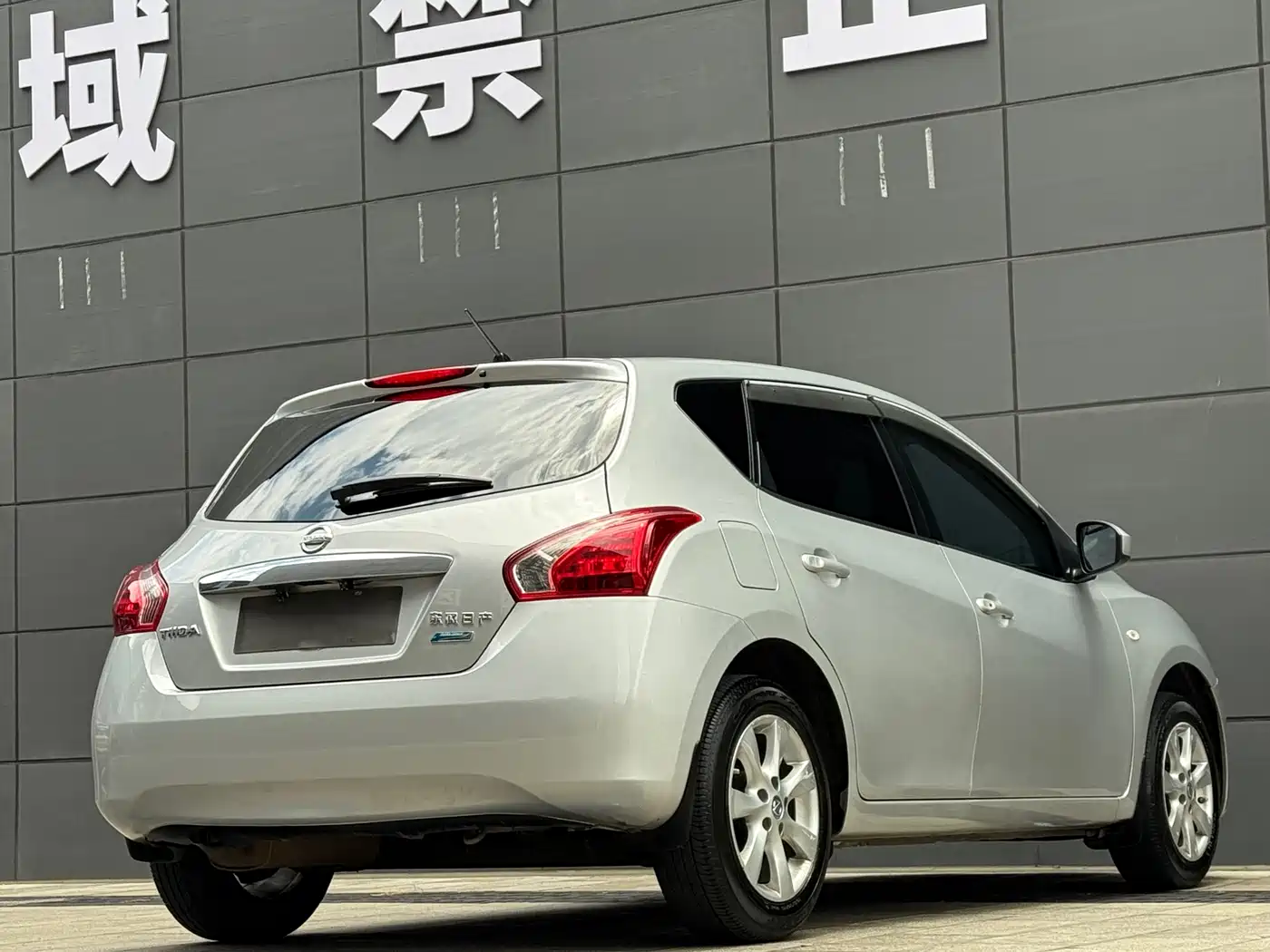 Photo 24 - Nissan Tiida