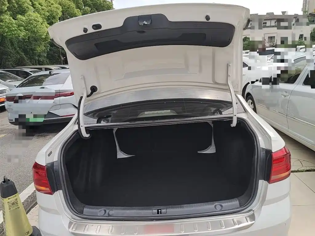 Volkswagen Lavida 2015 1.6L Automatic Comfort Edition фото 19