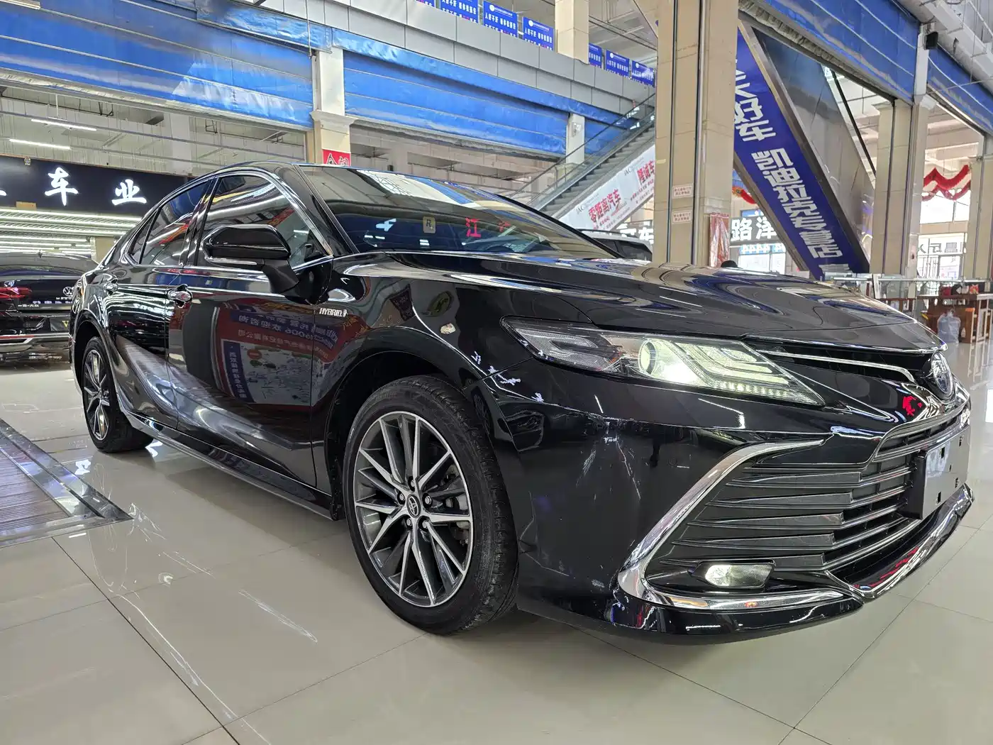 Toyota Camry 2023 Hybrid 2.5HG Luxury Edition фото 3