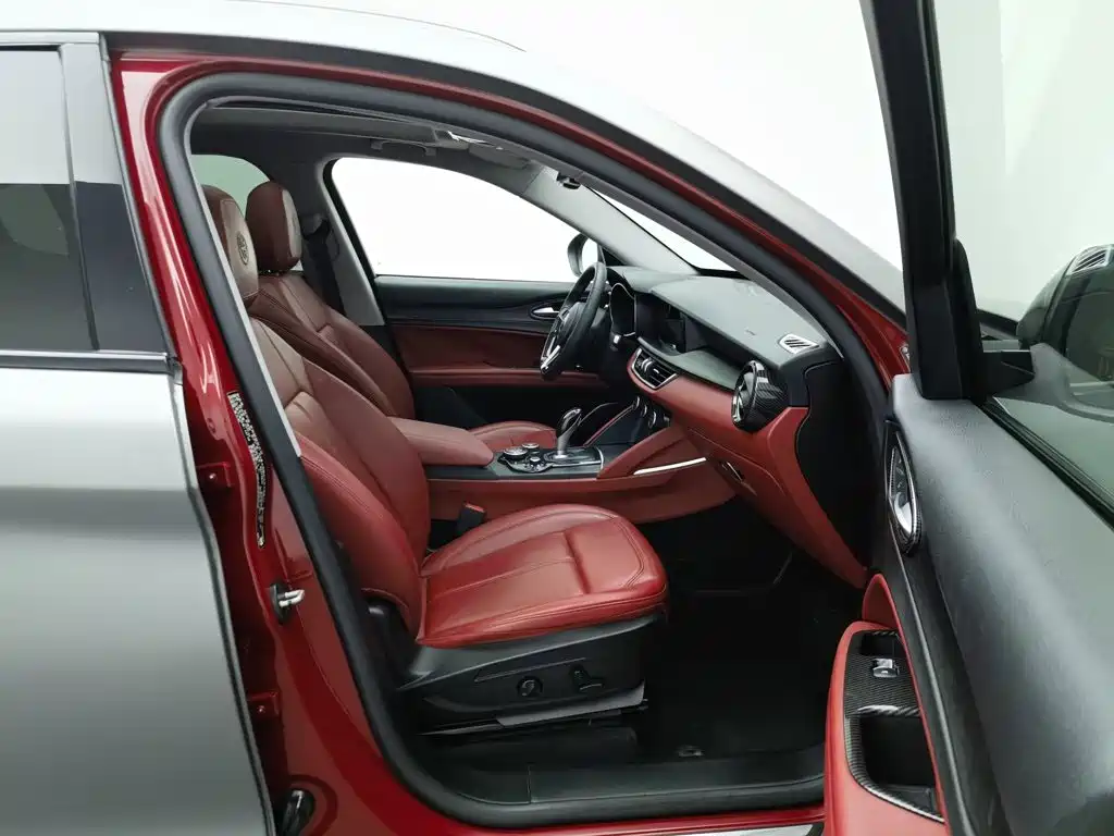 Alfa Romeo Stelvio 2019 2017 2.0T 200HP Luxury Edition