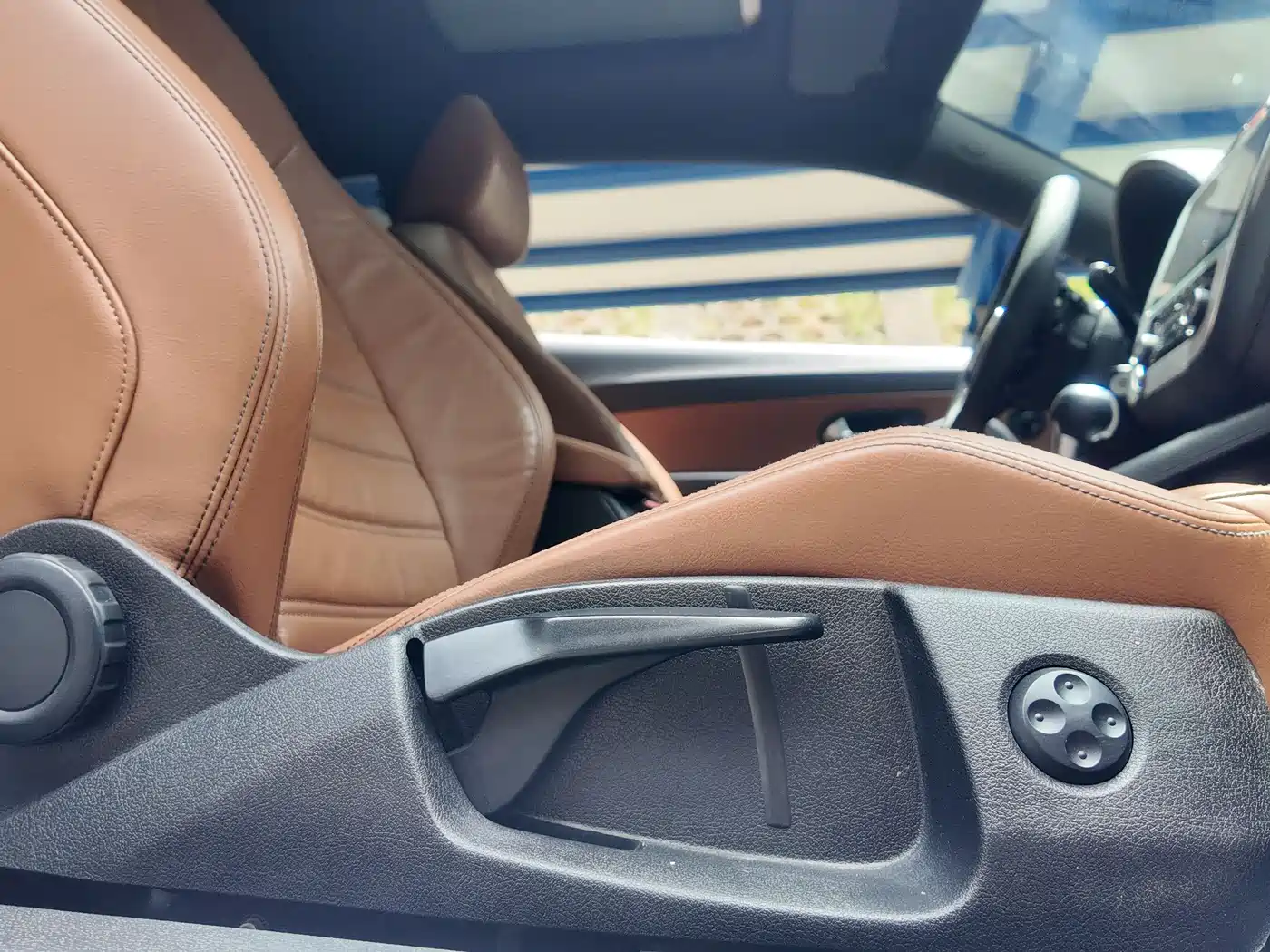 Volkswagen Scirocco 2011 2.0TSI Luxury фото 25