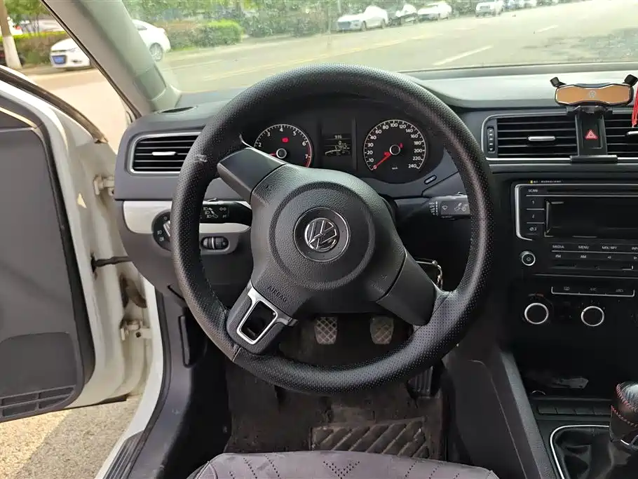 Volkswagen Sagitar 2014 Facelift 1.6L Manual Leading Version фото 15