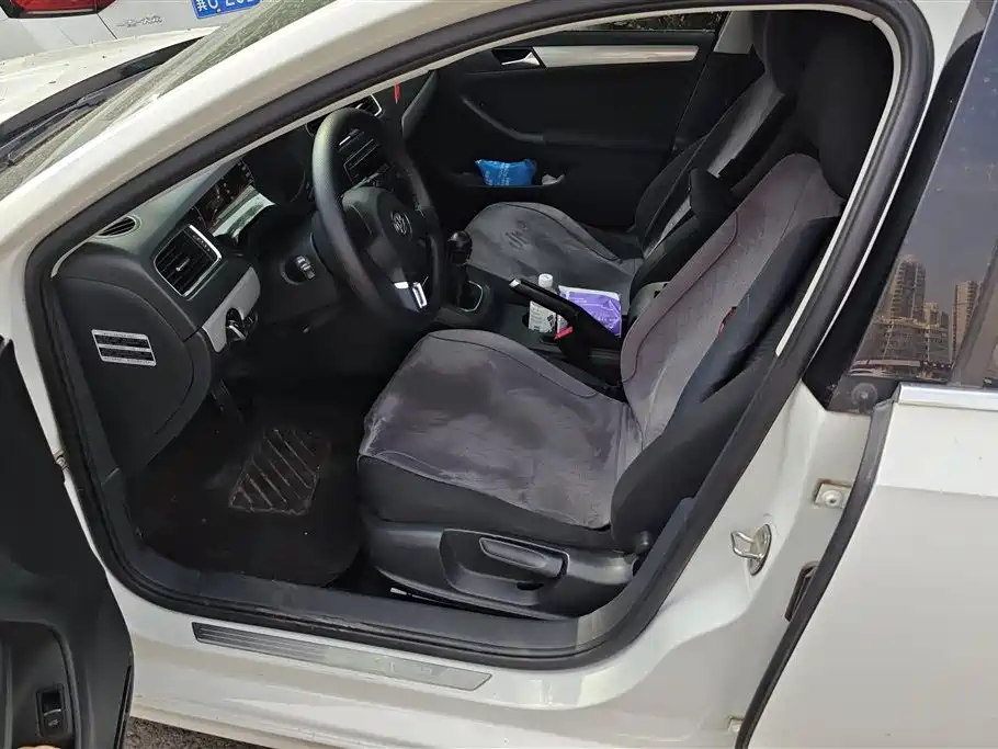 Volkswagen Sagitar 2014 Facelift 1.6L Manual Leading Version фото 9
