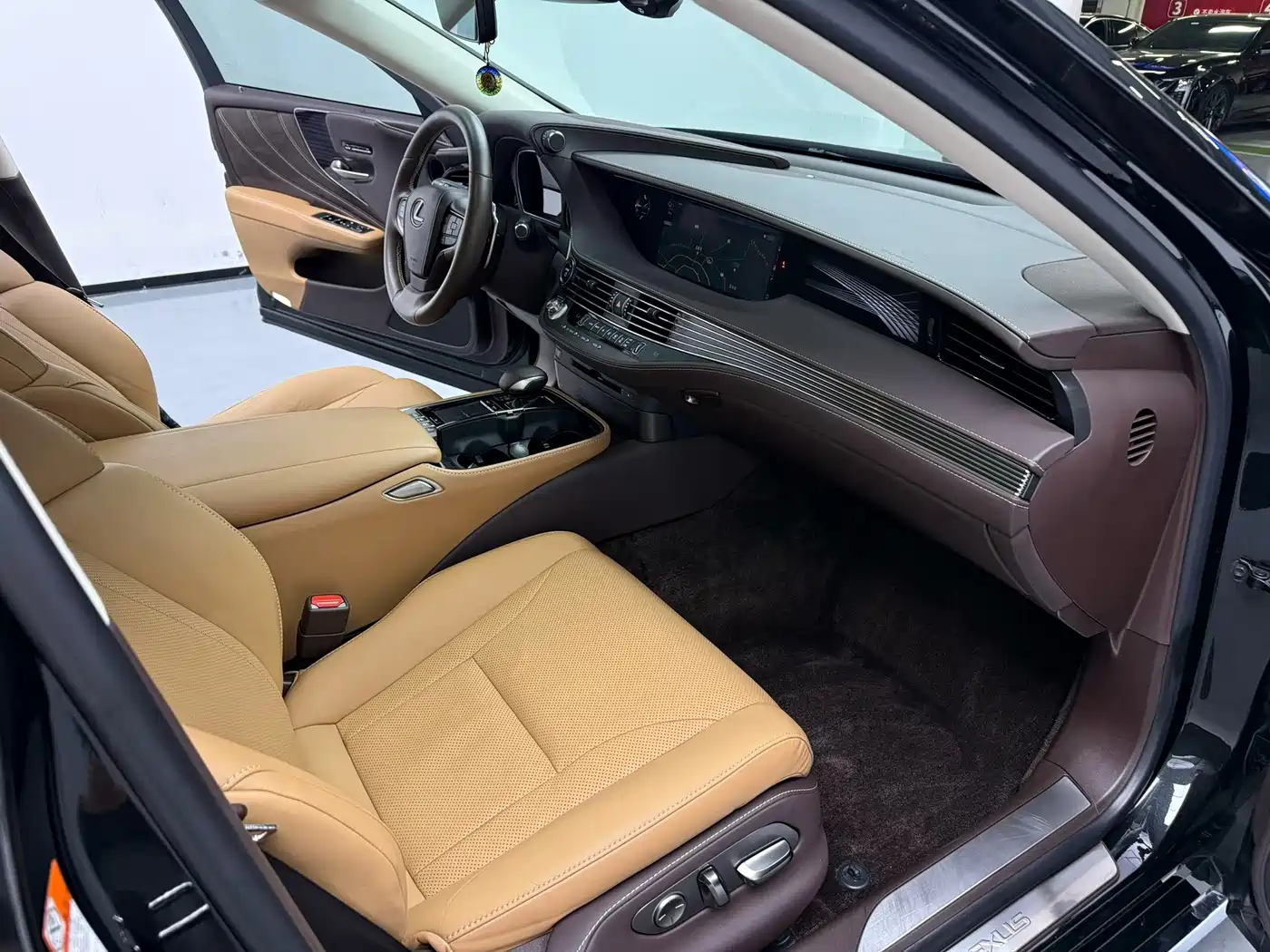 Фото 8 - Lexus LS