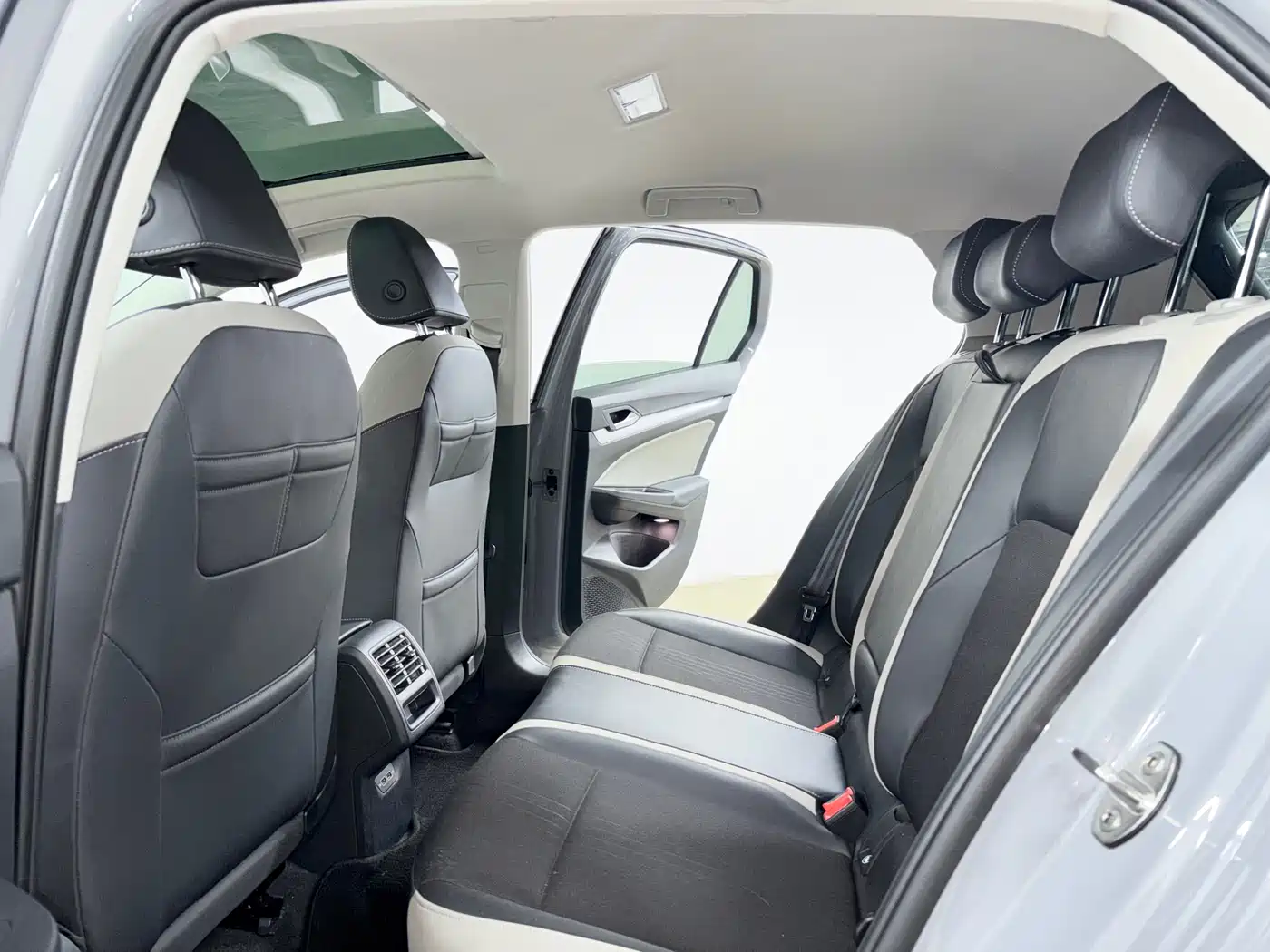 Volkswagen Golf 2023 280TSI DSG Pro 20th Anniversary Edition фото 8