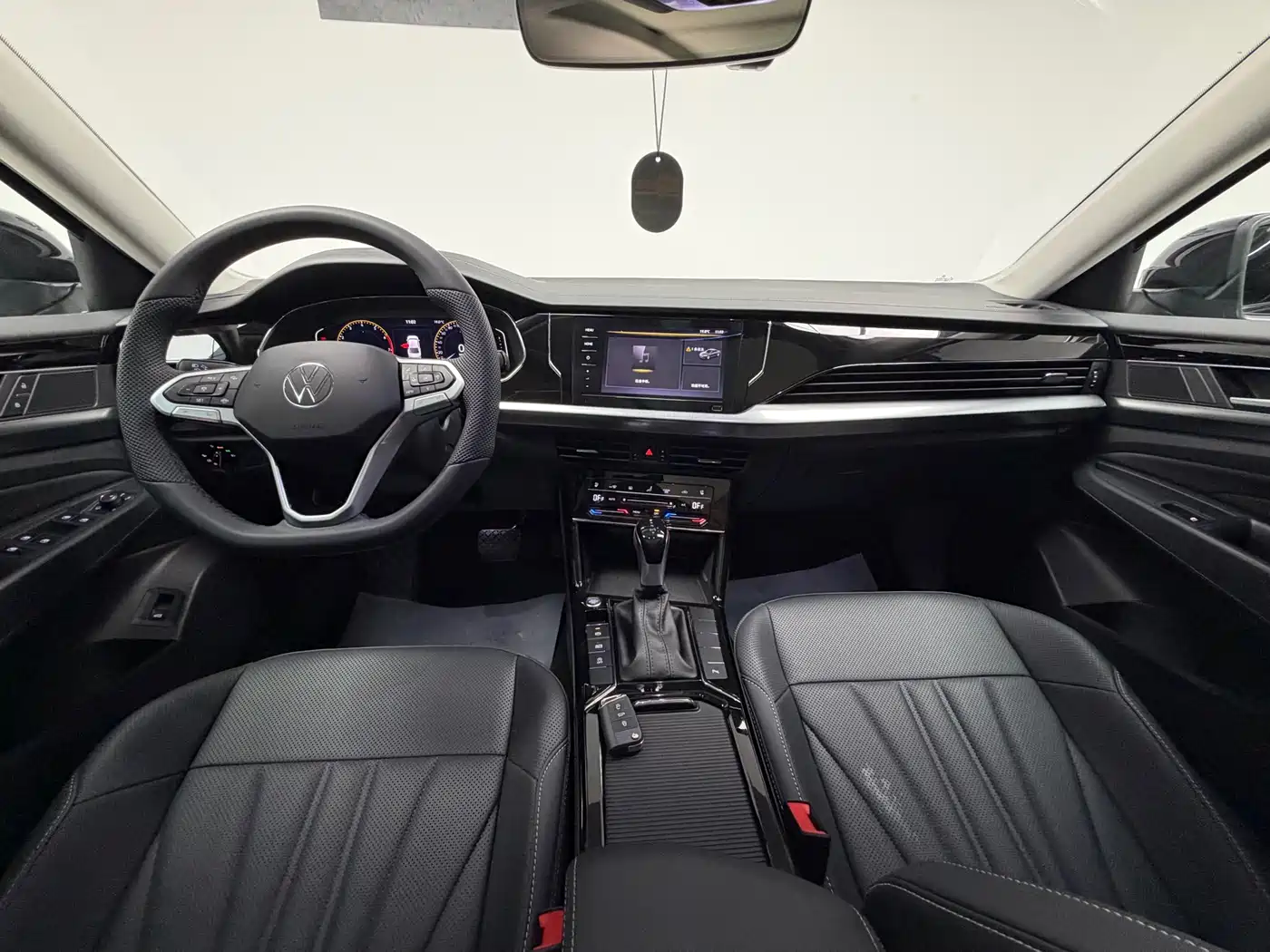 Volkswagen Passat 2025 Outstanding 330TSI Starlight Elite Edition фото 12