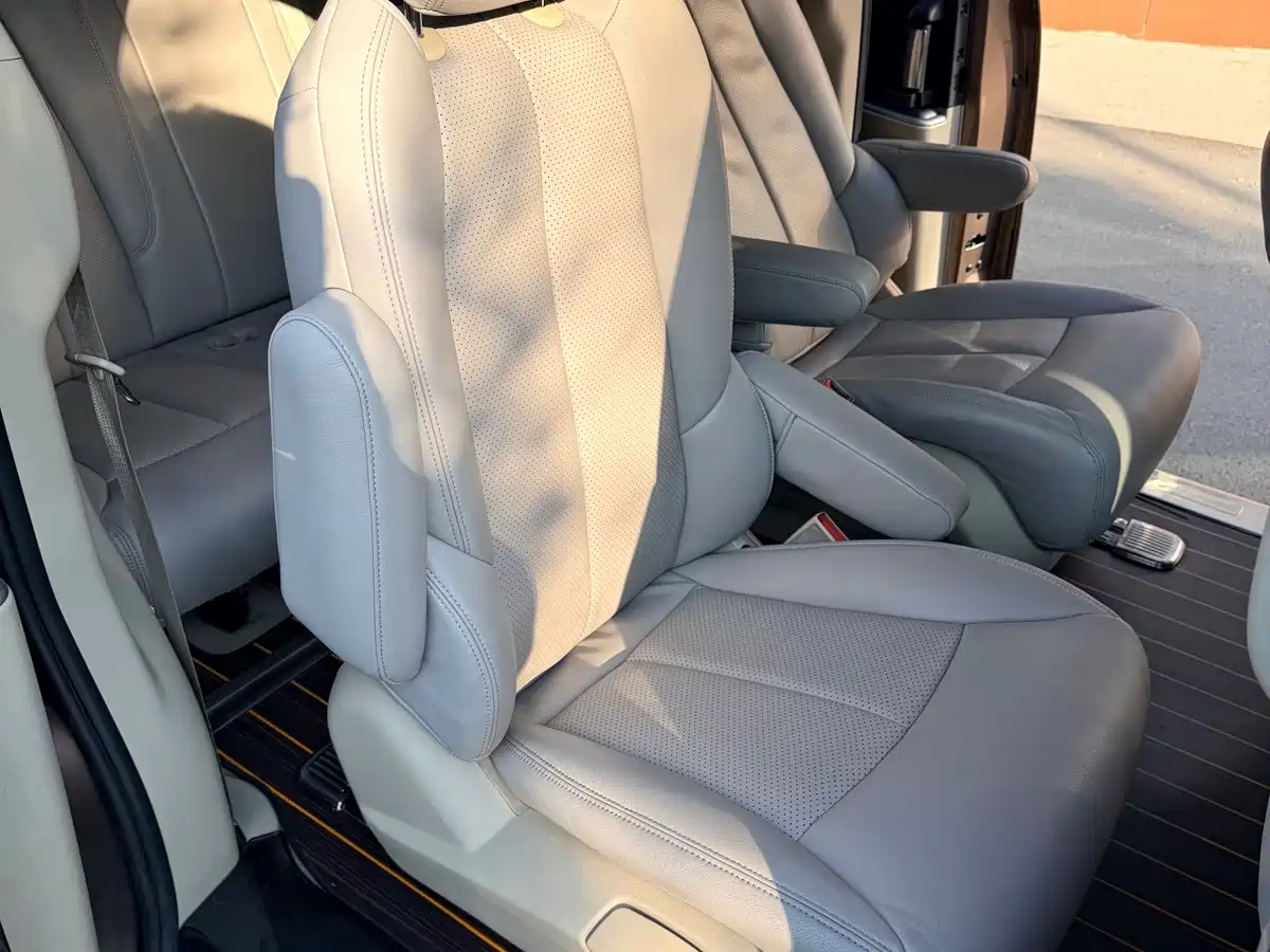 Photo 10 - Buick GL8