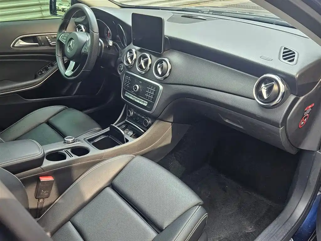 Mercedes-Benz GLA 2018 GLA 200 Dynamic фото 8