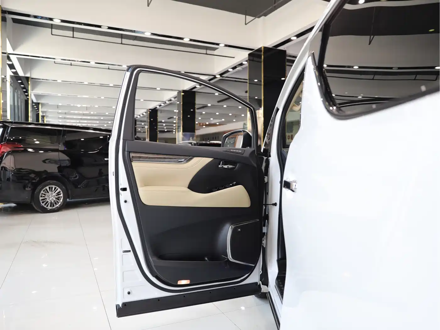 Toyota Vellfire 2021 Crown Hybrid 2.5L HV Premium Edition фото 6