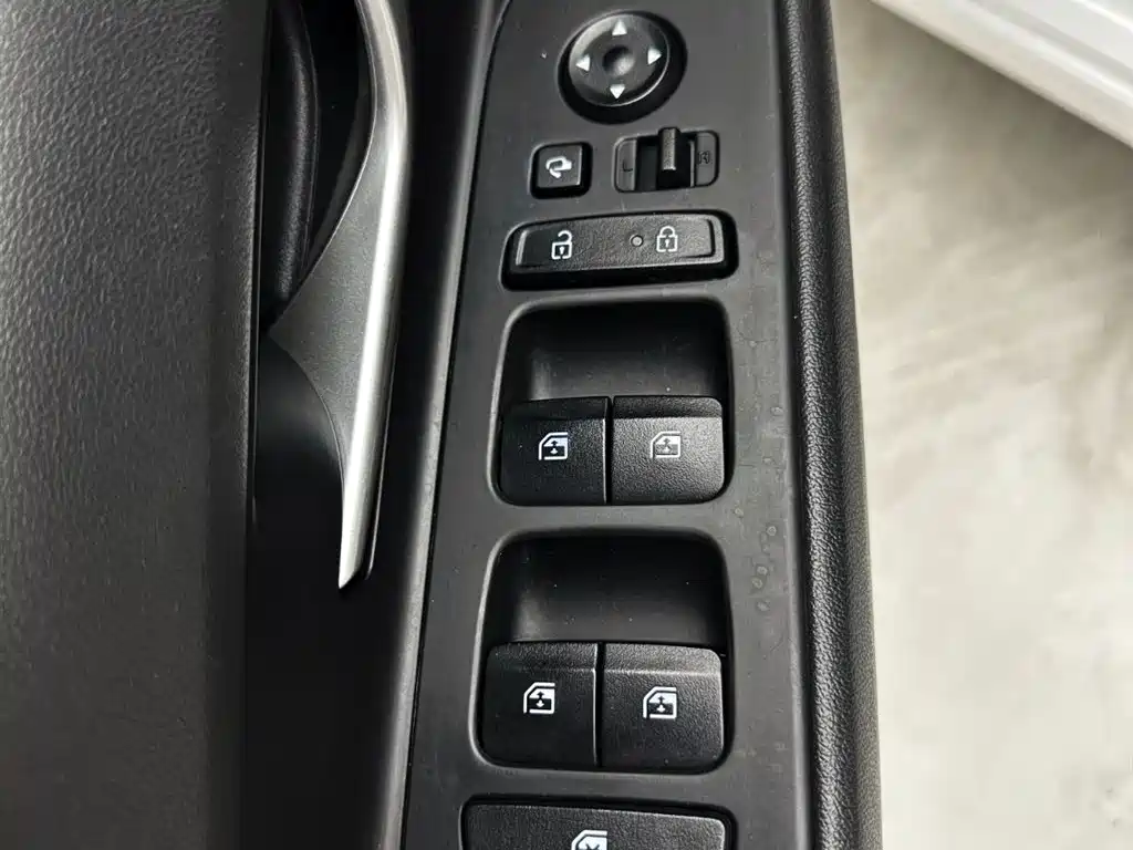 Hyundai Elantra 2022 1.5L CVT LUX Premium Edition фото 16