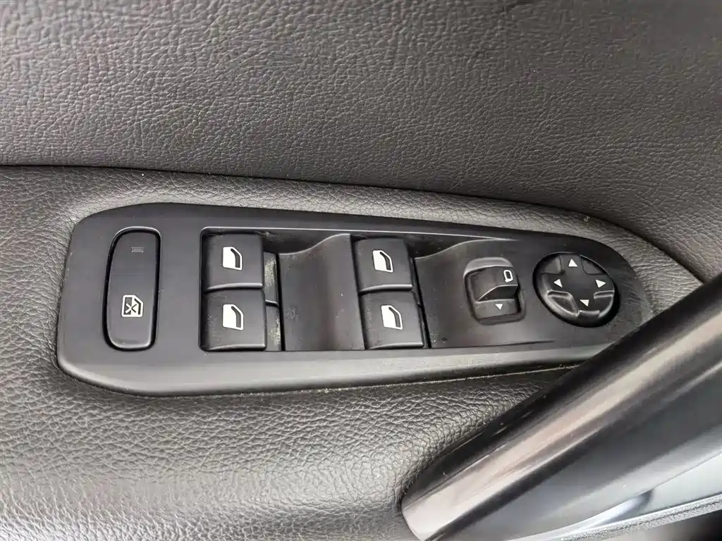 Peugeot 308S 2015 1.2T Auto Dynamic Edition фото 9