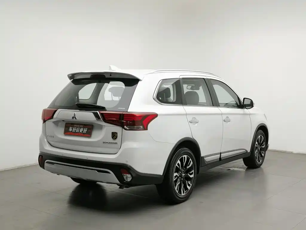 Photo 2 - Mitsubishi Outlander