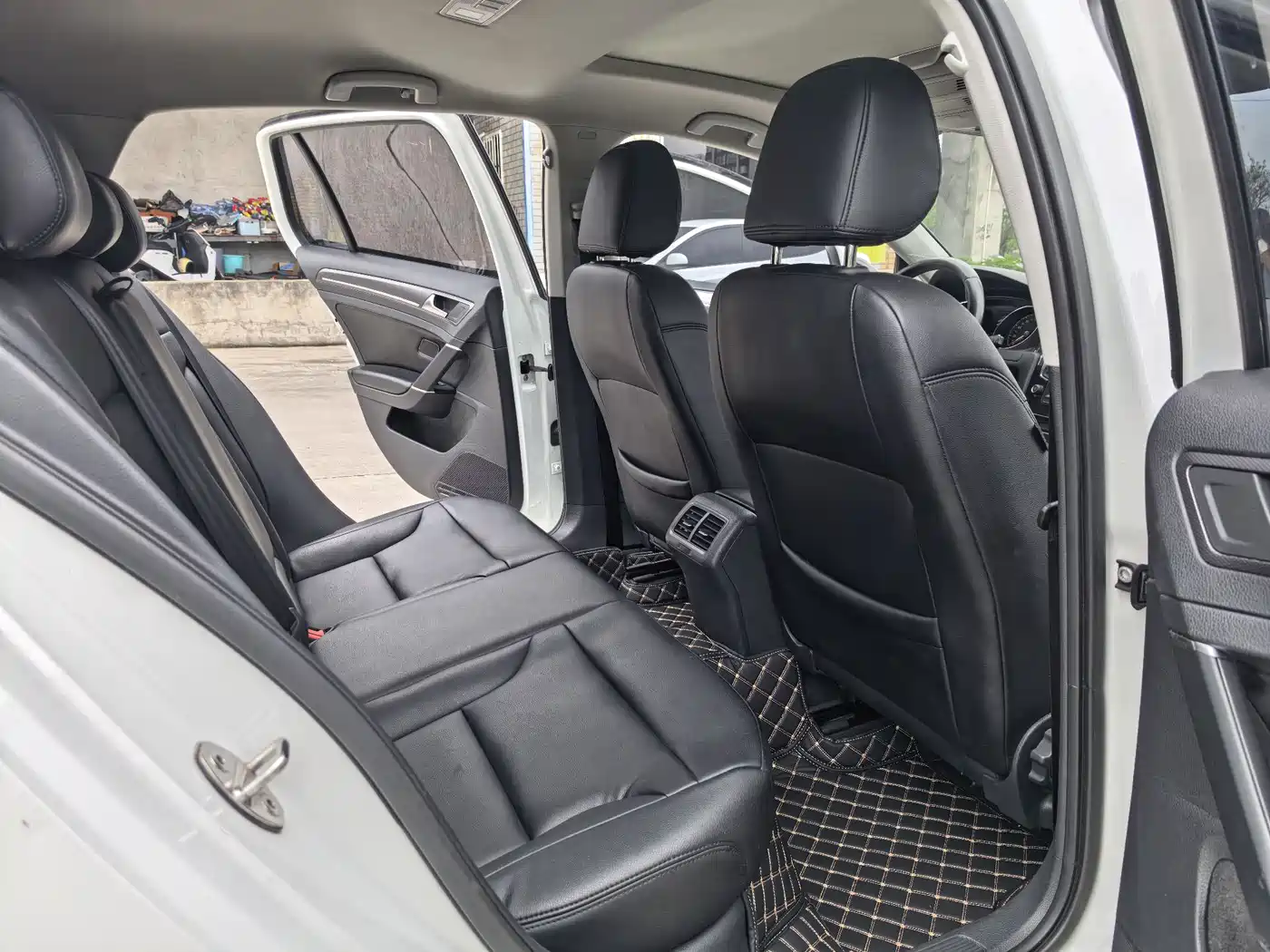 Volkswagen Golf 2017 1.6L Auto Comfort Millionth Edition фото 10