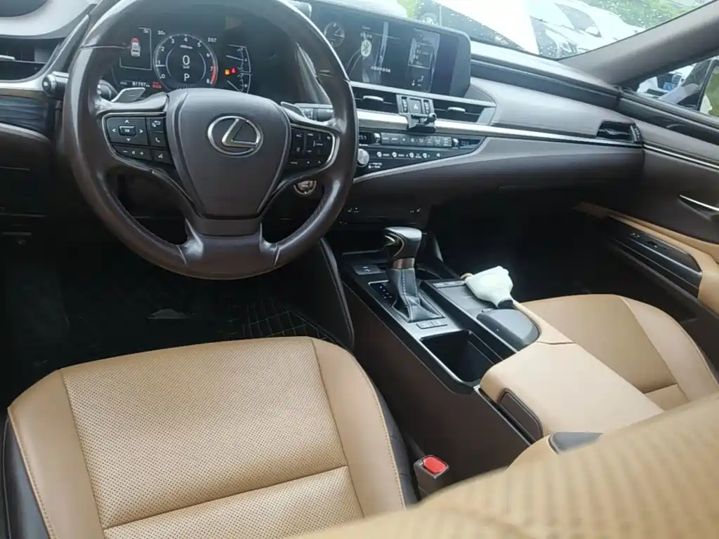 Фото 10 - Lexus ES