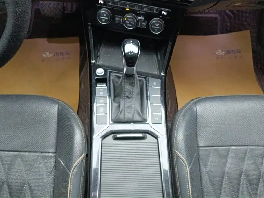 Volkswagen Passat 2019 330TSI Luxury Edition China VI фото 16