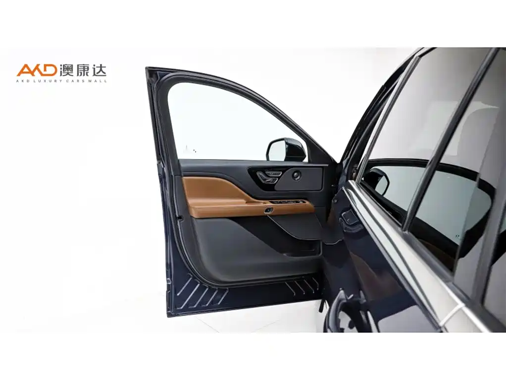 Photo 11 - Lincoln Aviator