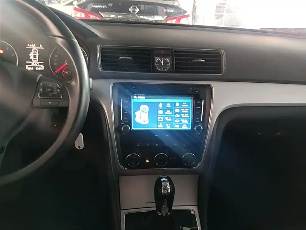 Volkswagen Passat 2015 1.8TSI DSG Honor Edition фото 13