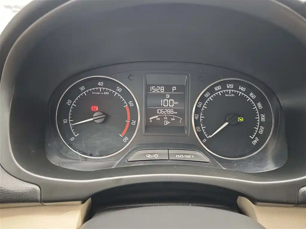 Škoda Fabia 2014 1.4L Automatic Crystal Spirit Edition фото 15